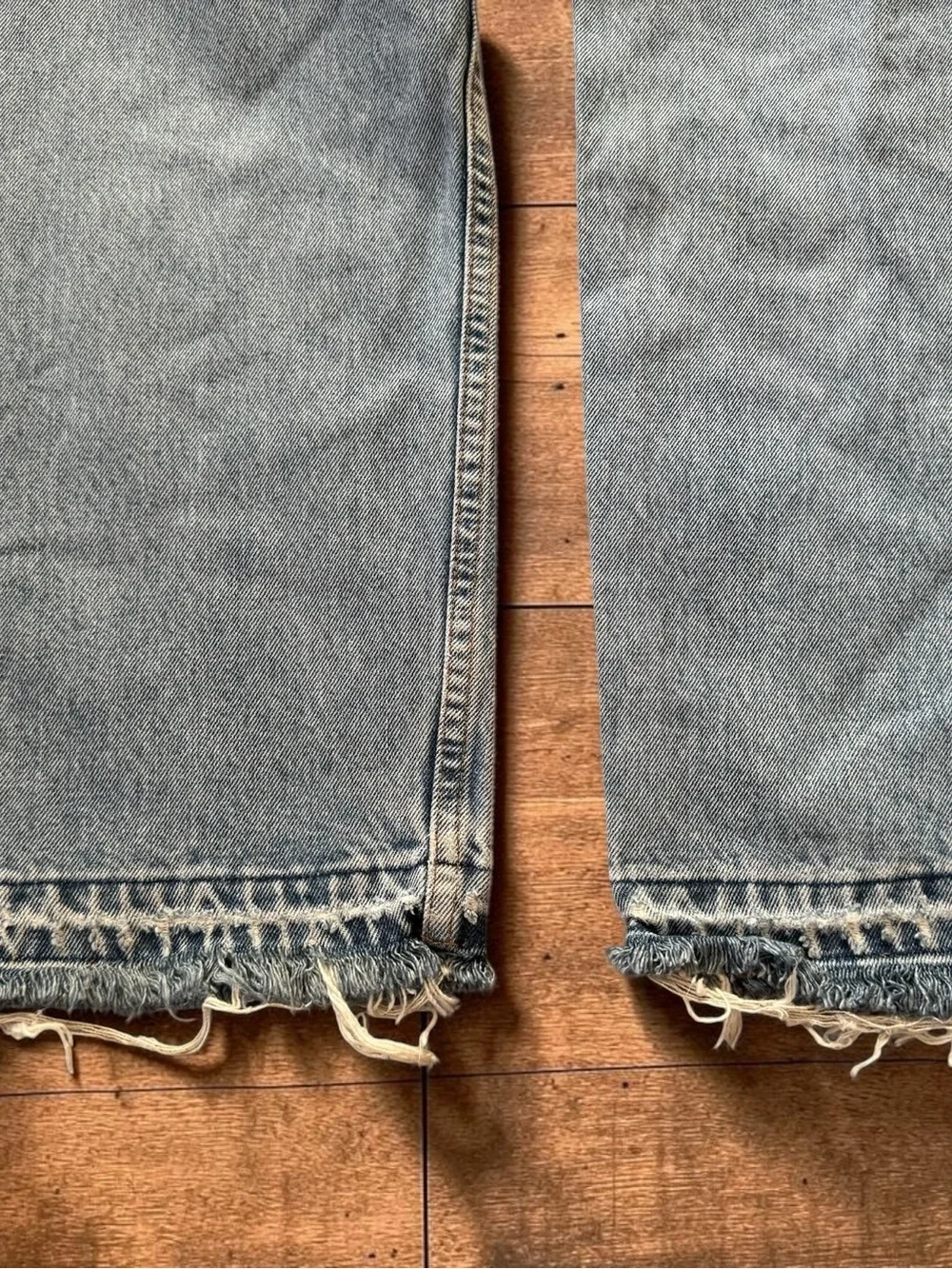 Vintage Levi’s 550 Jeans Mens 36x30 Relaxed Fit Light Wash Distressed Hem